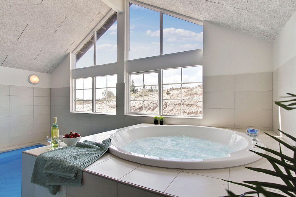 Genießen Sie den warmen Whirlpool im Luxusferienhaus Nr. 383 in Westjütland