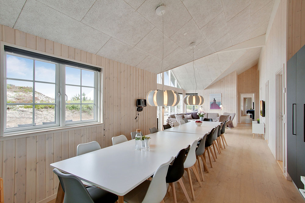 Der große, lichtdurchflutete Aufenthaltsraum im Luxusferienhaus Nr. 383 für 18.