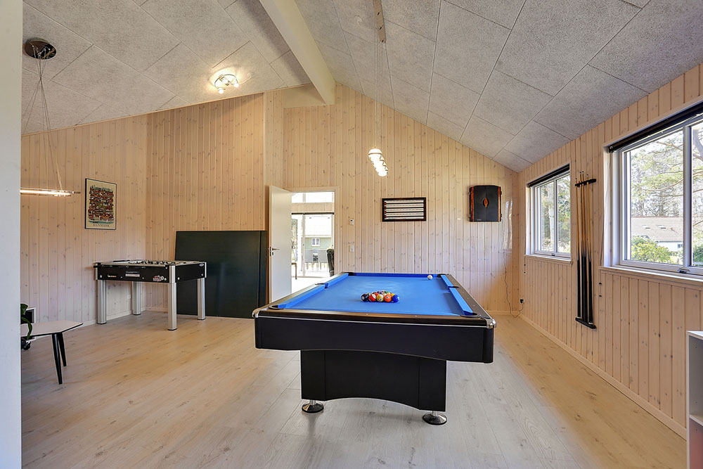 Das Luxusferienhaus 384 für 20 Personen hat einen großen Aktivitätsraum mit u. a. Billard und Darts