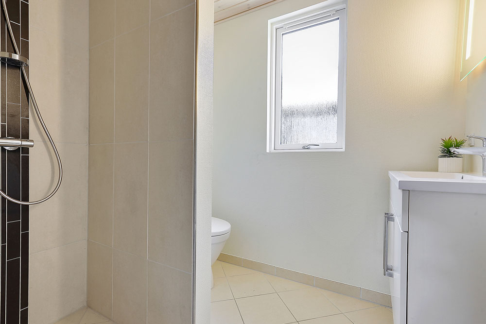Eines der Badezimmer im Luxusferienhaus Nr. 384