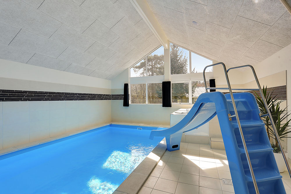 Das Ferienhaus 384 hat einen schicken Poolbereich mit Wasserrutsche, einem geräumigen, eingelassenen Whirlpool und einer Sauna.