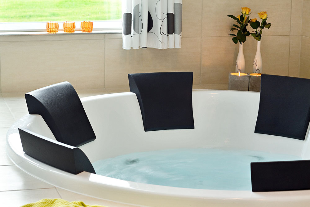 Genießen Sie den warmen Whirlpool im Luxusferienhaus Nr. 384 in Nordseeland