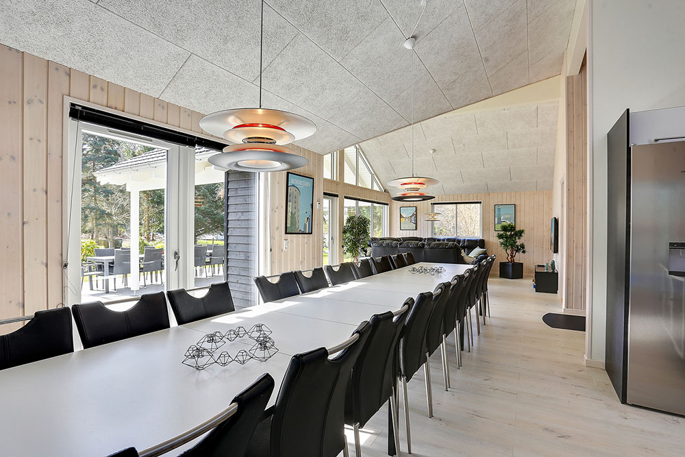 Der große, lichtdurchflutete Aufenthaltsraum im Luxusferienhaus Nr. 384 für 20.