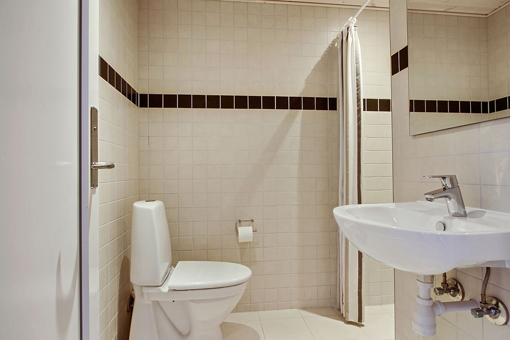 Eines der Badezimmer im Luxusferienhaus Nr. 386