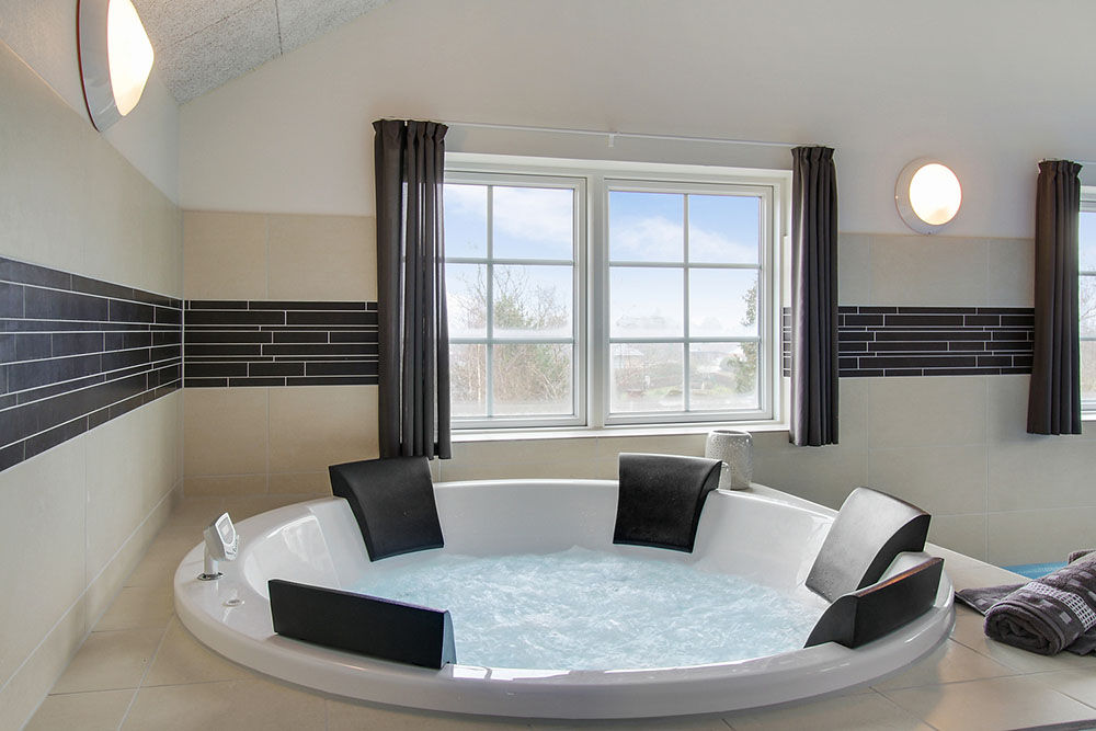 Genießen Sie den warmen Whirlpool im Luxusferienhaus Nr. 386 in Ostjütland