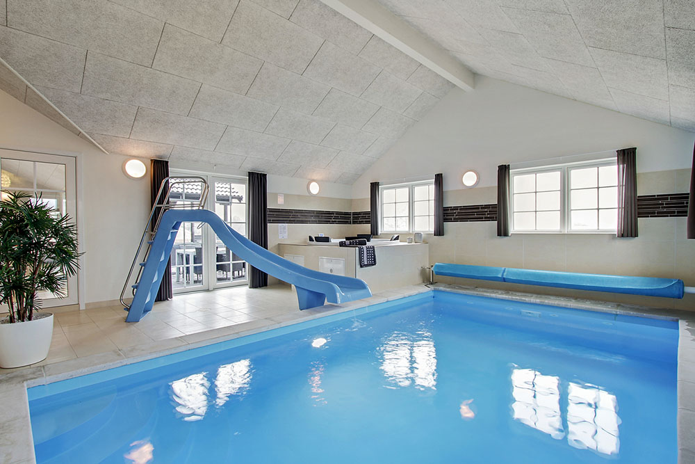 Das Ferienhaus 386 hat einen schicken Poolbereich mit Wasserrutsche, einem geräumigen, eingelassenen Whirlpool und einer Sauna.