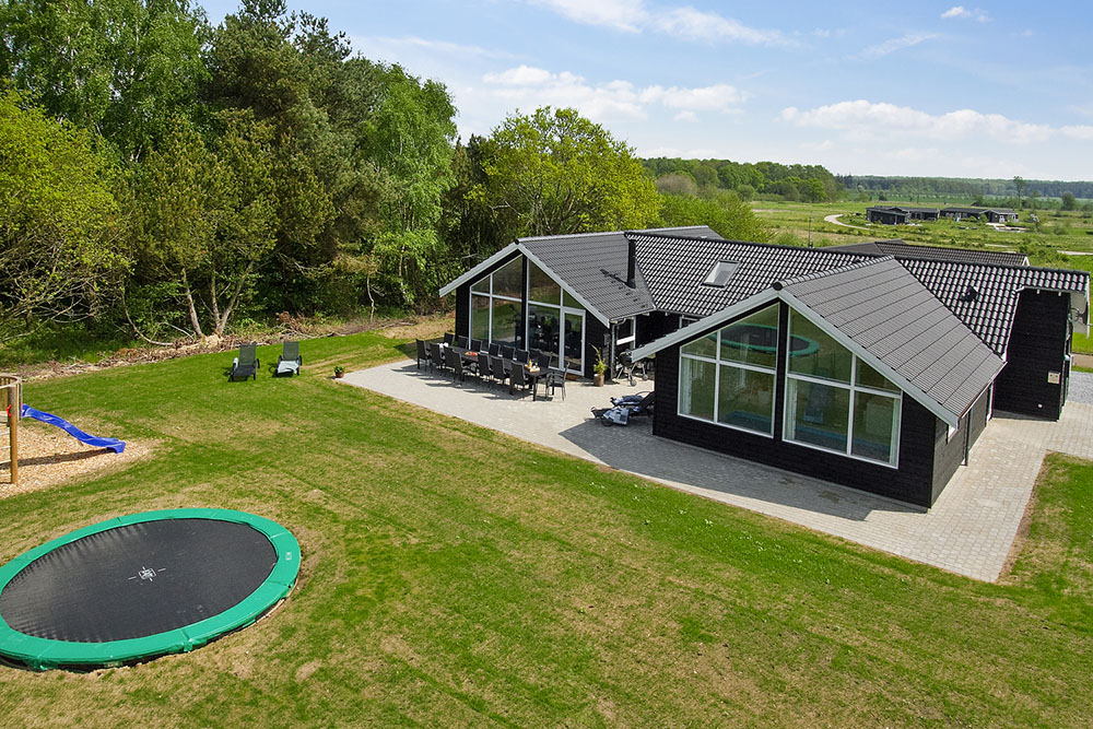Genießen Sie einen Grillabend auf der Terrasse des Luxusferienhauses Nr. 380 in Ostjütland