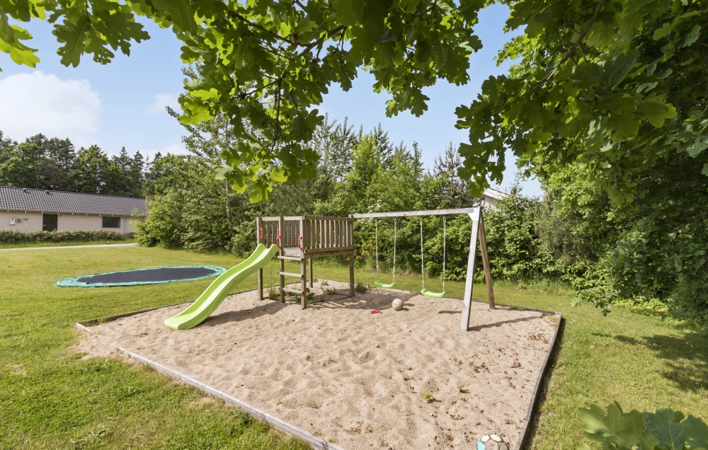 Zu dem attraktiven Ferienhaus Nr. 380 in Ostjütland gehört auch ein tolles Angebot im Außenbereich, z. B. Spieleturm und Schaukeln
