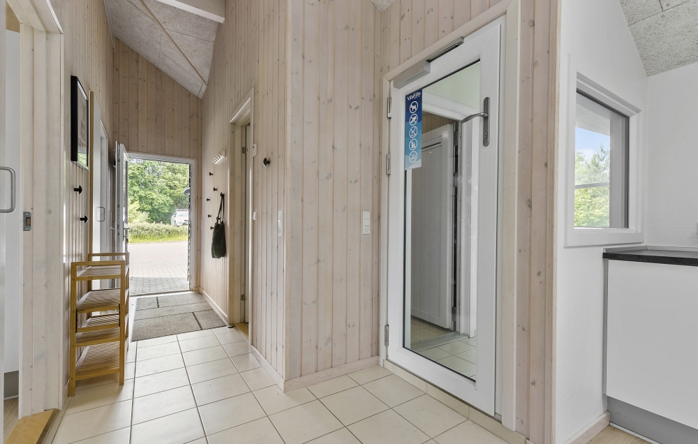 Der geräumige Eingangsbereich im Luxusferienhaus Nr. 380 in Ostjütland