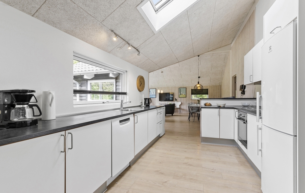 Gut ausgestattete Küche im Luxusferienhaus Nr. 380 in Ostjütland.