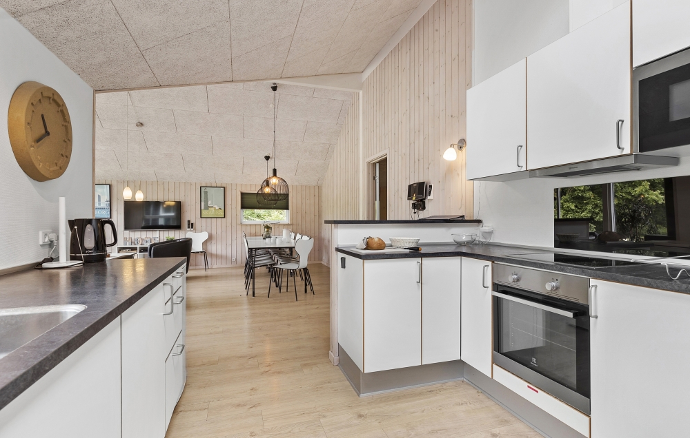Die Küche in dem Luxusferienhaus Nr. 380 ist so gut ausgestattet, dass man problemlos Mahlzeiten für 14 Personen zubereiten kann.