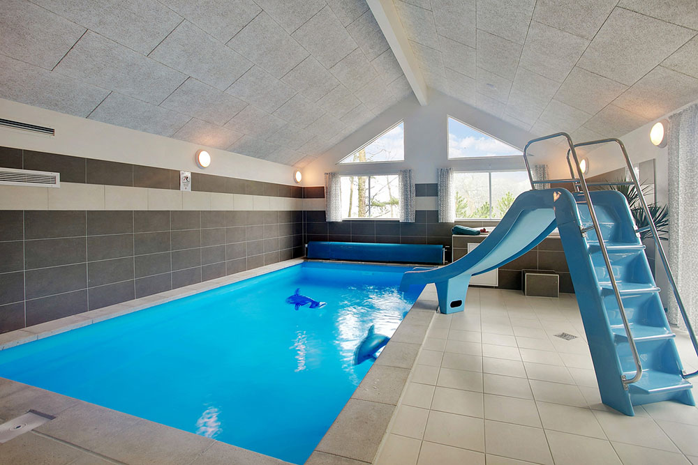 Das Ferienhaus 387 hat einen schicken Poolbereich mit Wasserrutsche, einem geräumigen, eingelassenen Whirlpool und einer Sauna.
