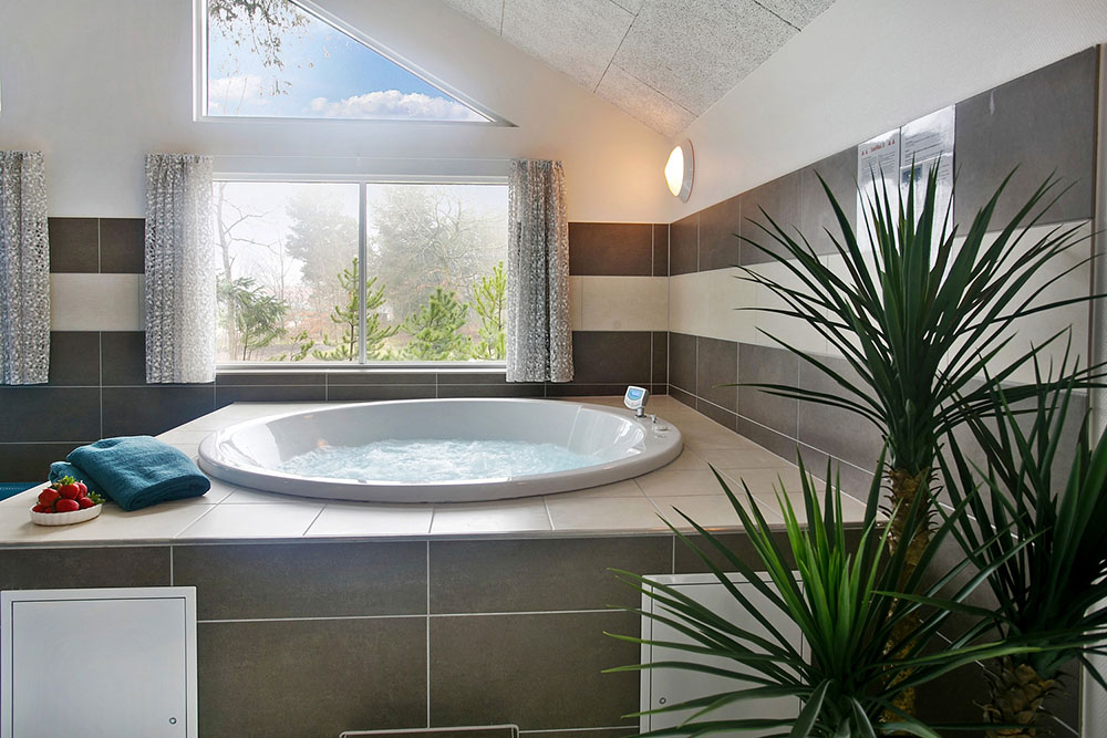 Genießen Sie den warmen Whirlpool im Luxusferienhaus Nr. 387 in Westjütland