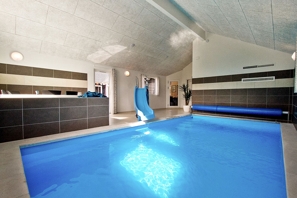 Das Ferienhaus 394 hat einen schicken Poolbereich mit Wasserrutsche, einem geräumigen, eingelassenen Whirlpool und einer Sauna.