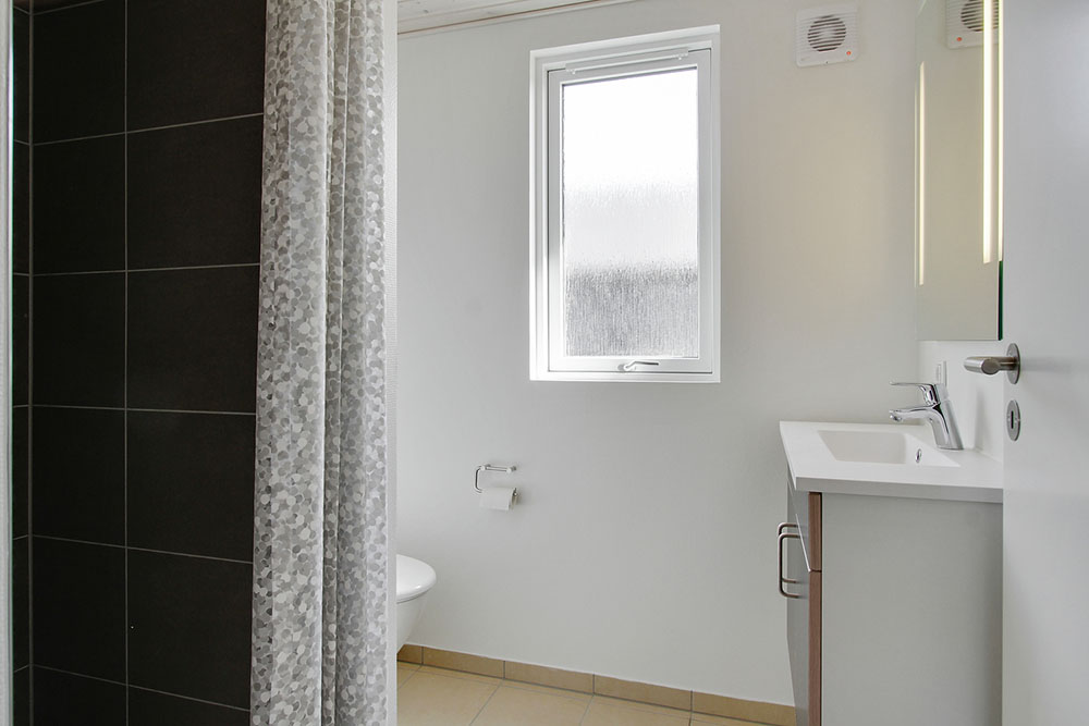 Eines der Badezimmer im Luxusferienhaus Nr. 394
