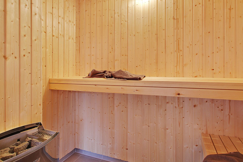 Genießen Sie die heiße Sauna im Luxusferienhaus Nr. 703 für 20 Personen