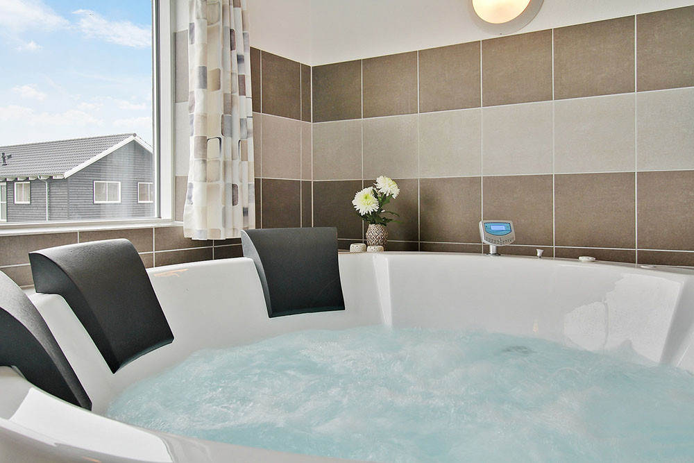 Genießen Sie den warmen Whirlpool im Luxusferienhaus Nr. 703 in Deutschland