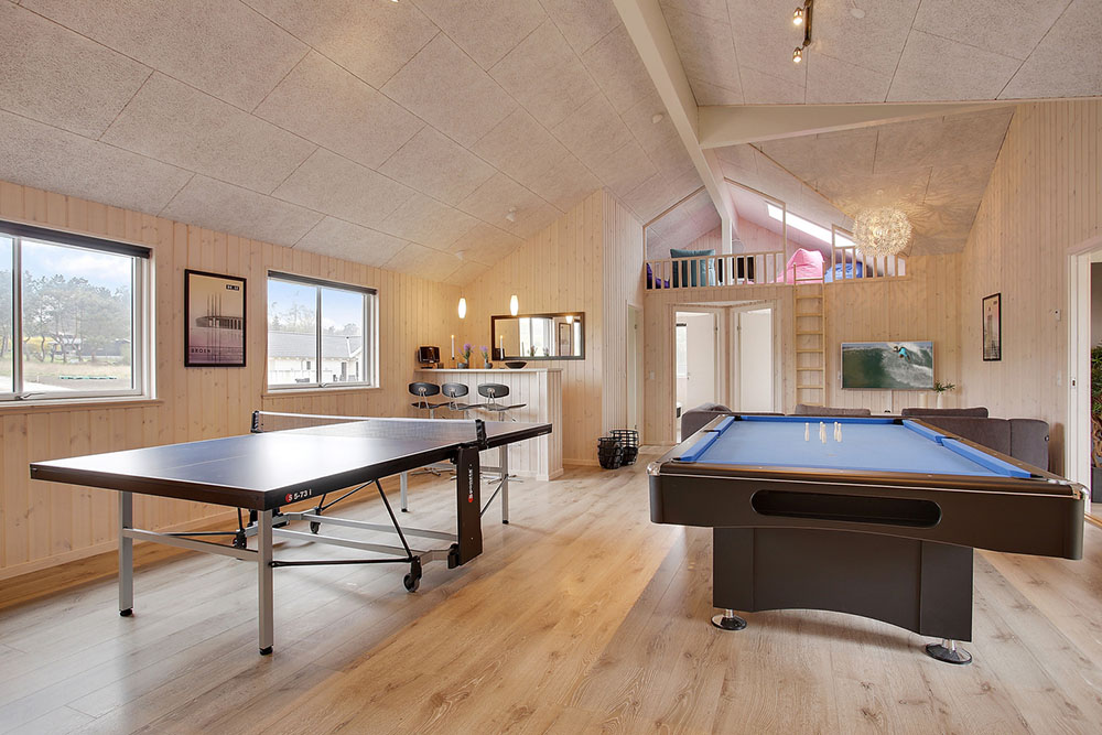 Das Luxusferienhaus 395 für 20 Personen hat einen großen Aktivitätsraum mit u. a. Billard und Darts