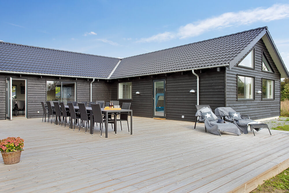 Genießen Sie einen Grillabend auf der Terrasse des Luxusferienhauses Nr. 395 in Nordseeland
