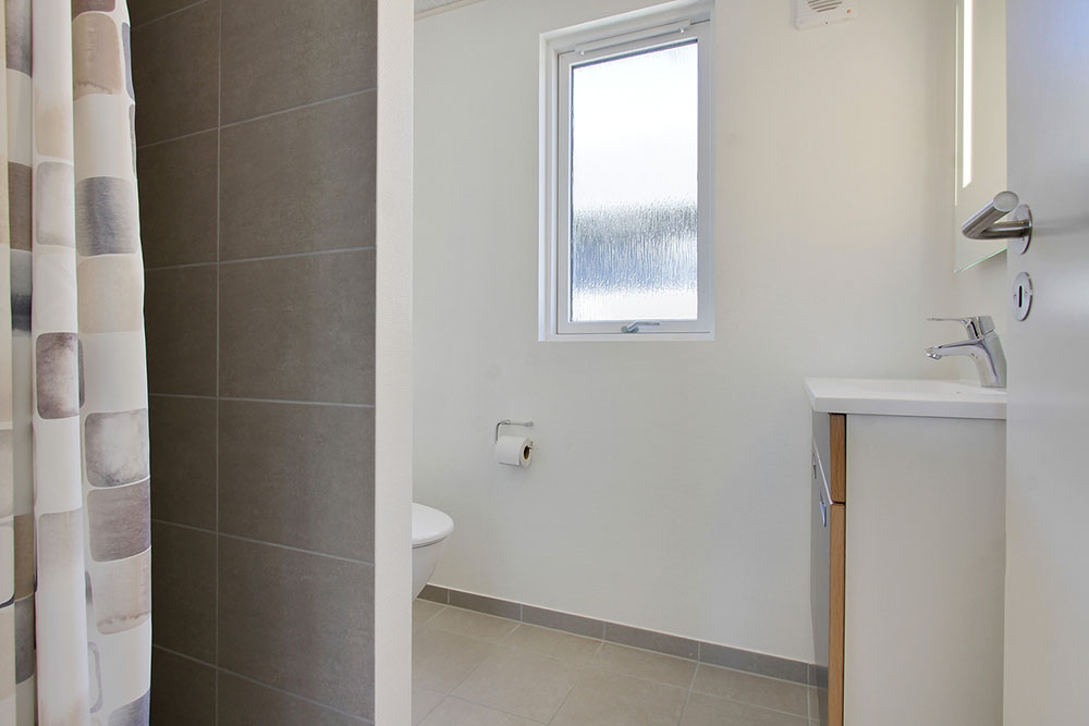 Eines der Badezimmer im Luxusferienhaus Nr. 396