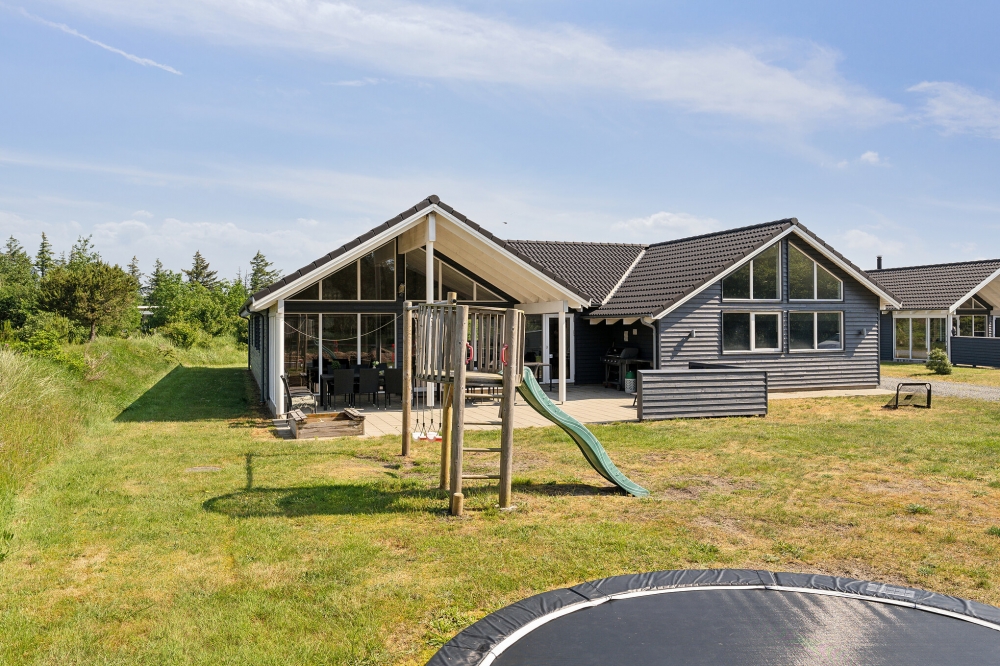 Zu dem attraktiven Ferienhaus Nr. 396 in Westjütland gehört auch ein tolles Angebot im Außenbereich, z. B. Spieleturm und Schaukeln