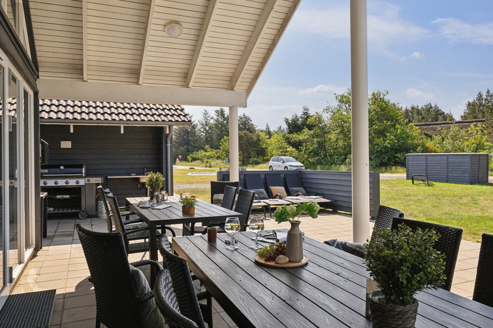 Auf der Terrasse des Ferienhauses Nr. 396 ist Platz für 16 Personen.