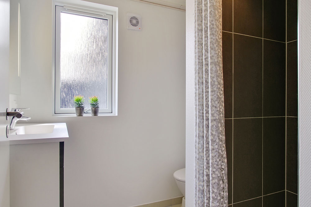 Eines der Badezimmer im Luxusferienhaus Nr. 714
