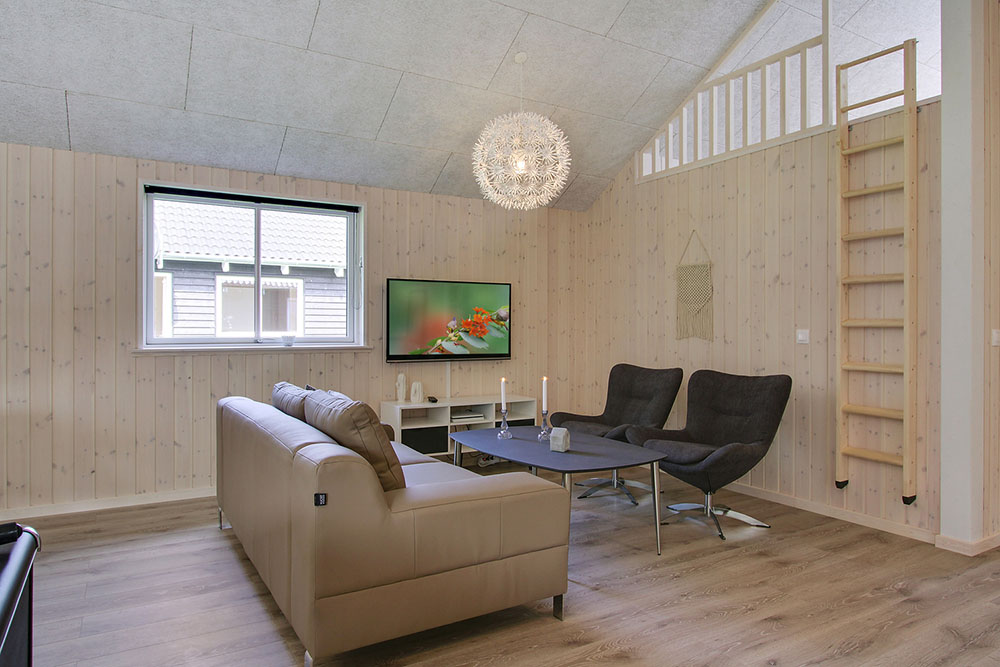 Der große, lichtdurchflutete Aufenthaltsraum im Luxusferienhaus Nr. 714 für 24.