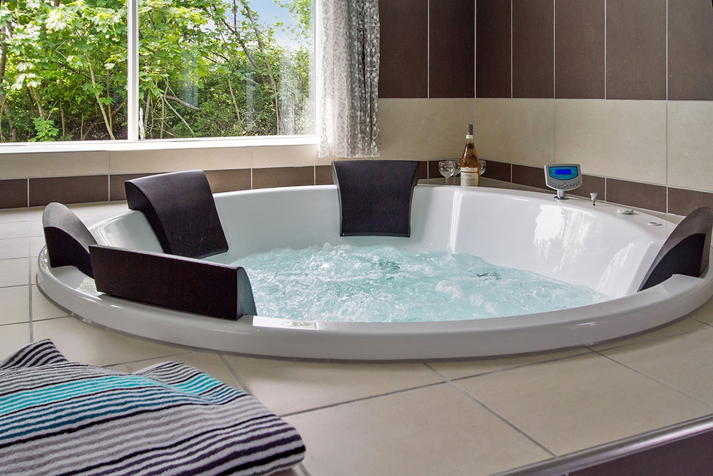 Genießen Sie den warmen Whirlpool im Luxusferienhaus Nr. 714 in Deutschland