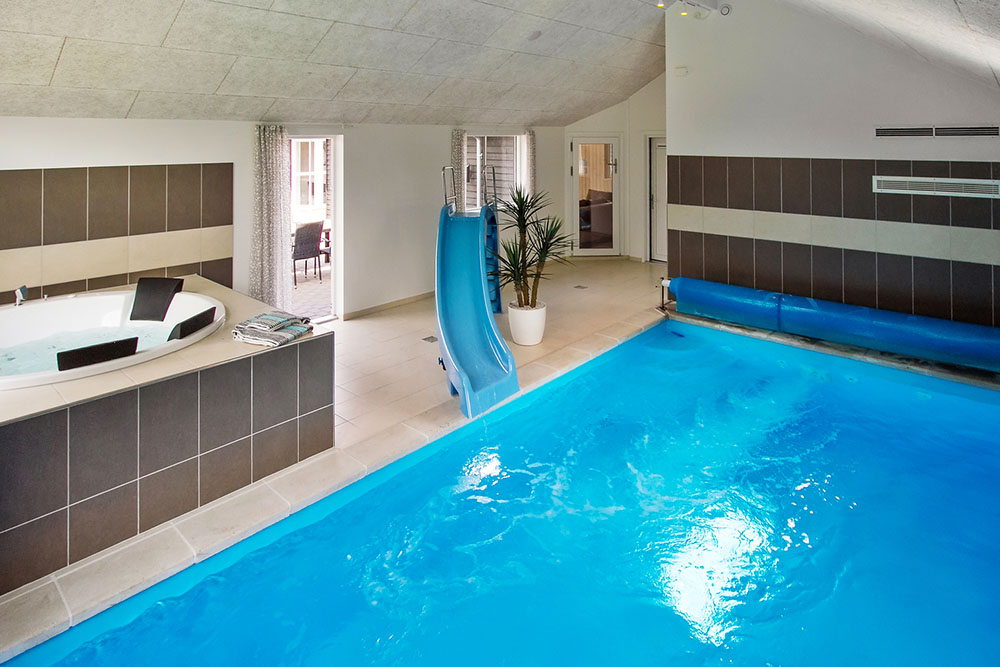 Das Ferienhaus 714 hat einen schicken Poolbereich mit Wasserrutsche, einem geräumigen, eingelassenen Whirlpool und einer Sauna.