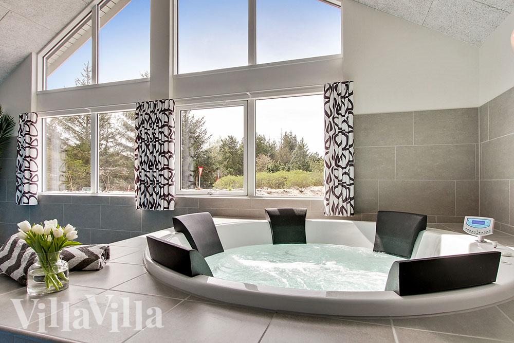 Genießen Sie den warmen Whirlpool im Luxusferienhaus Nr. 399 in Westjütland