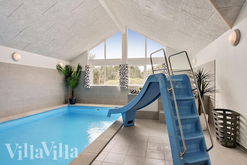 Das Ferienhaus 399 hat einen schicken Poolbereich mit Wasserrutsche, einem geräumigen, eingelassenen Whirlpool und einer Sauna.