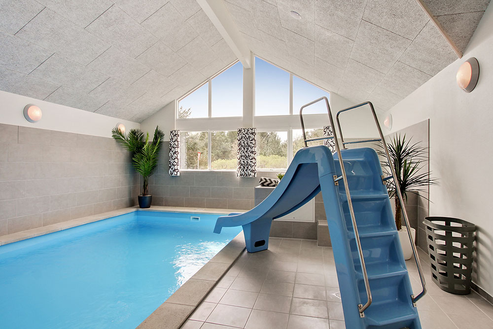 Das Ferienhaus 399 hat einen schicken Poolbereich mit Wasserrutsche, einem geräumigen, eingelassenen Whirlpool und einer Sauna.