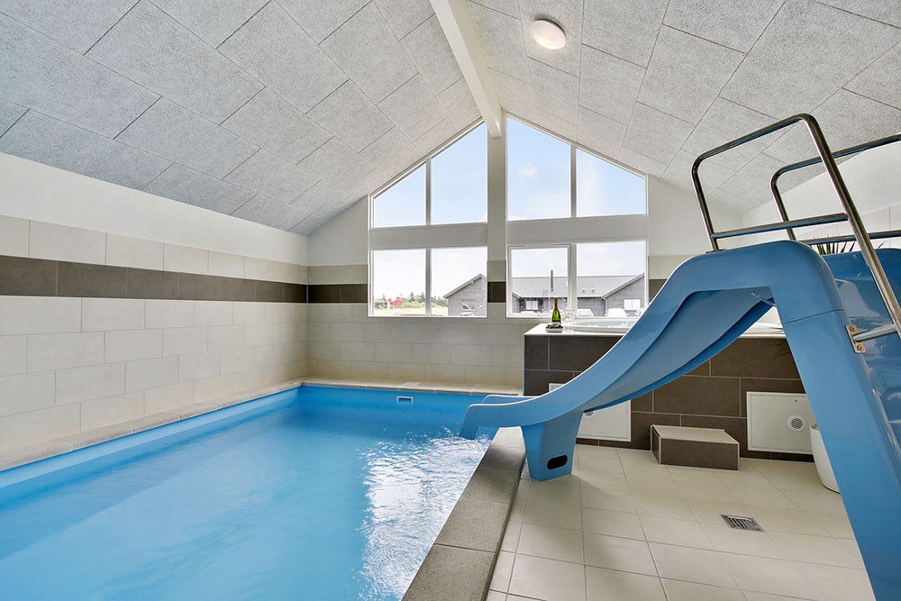 Das Ferienhaus 388 hat einen schicken Poolbereich mit Wasserrutsche, einem geräumigen, eingelassenen Whirlpool und einer Sauna.