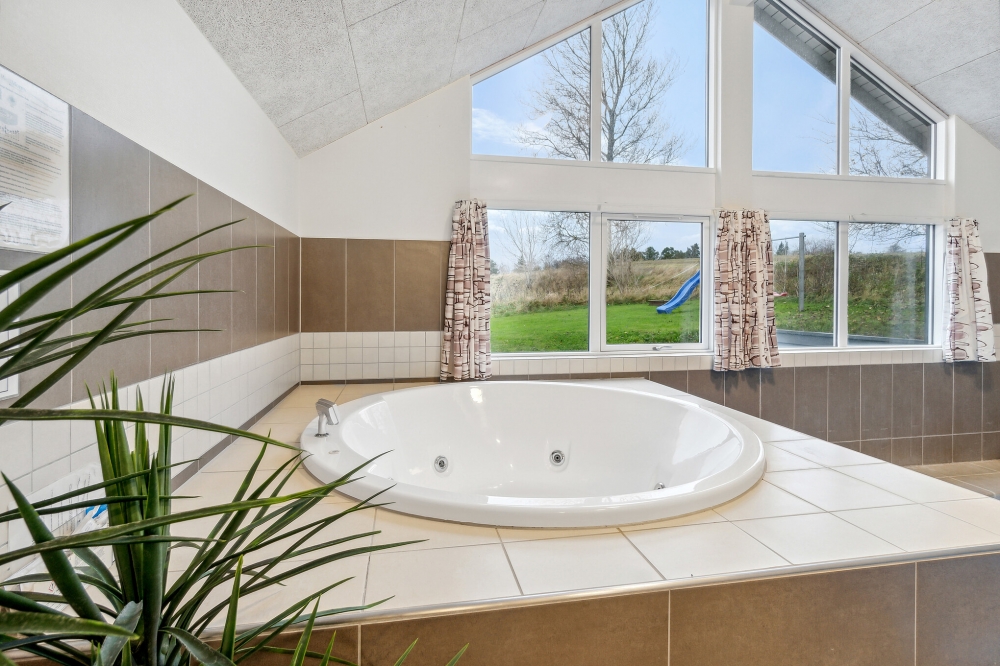 Genießen Sie den warmen Whirlpool im Luxusferienhaus Nr. 397 in Nordseeland