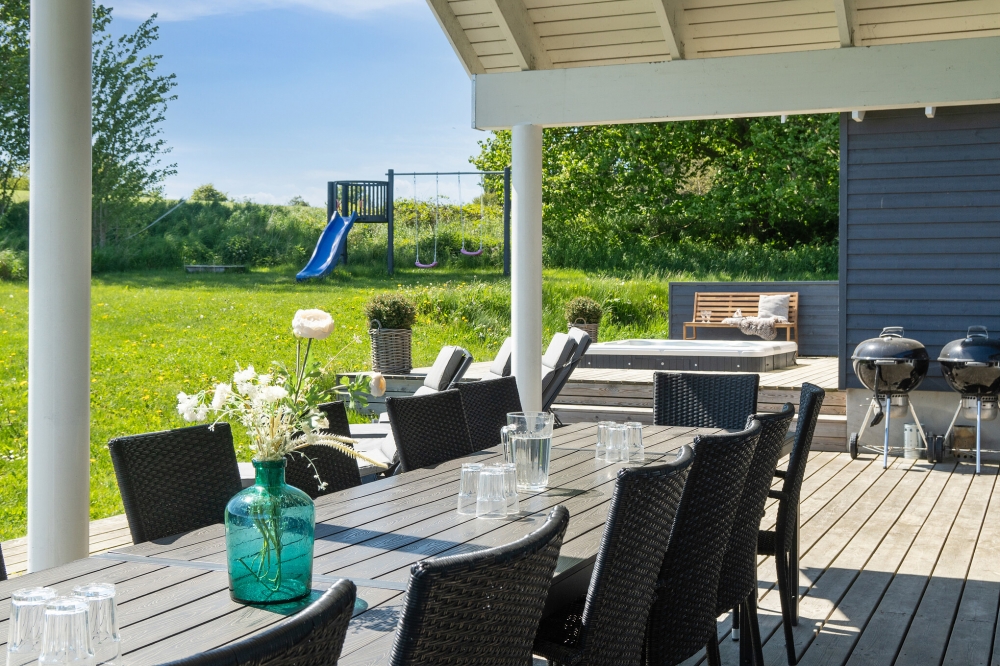 Große Terrasse am Luxusferienhaus Nr. 397 in Nordseeland.