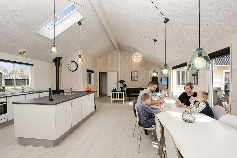 Der große, lichtdurchflutete Aufenthaltsraum im Luxusferienhaus Nr. 398 für 22.