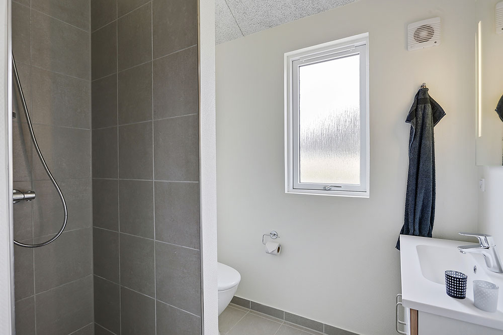 Eines der Badezimmer im Luxusferienhaus Nr. 398