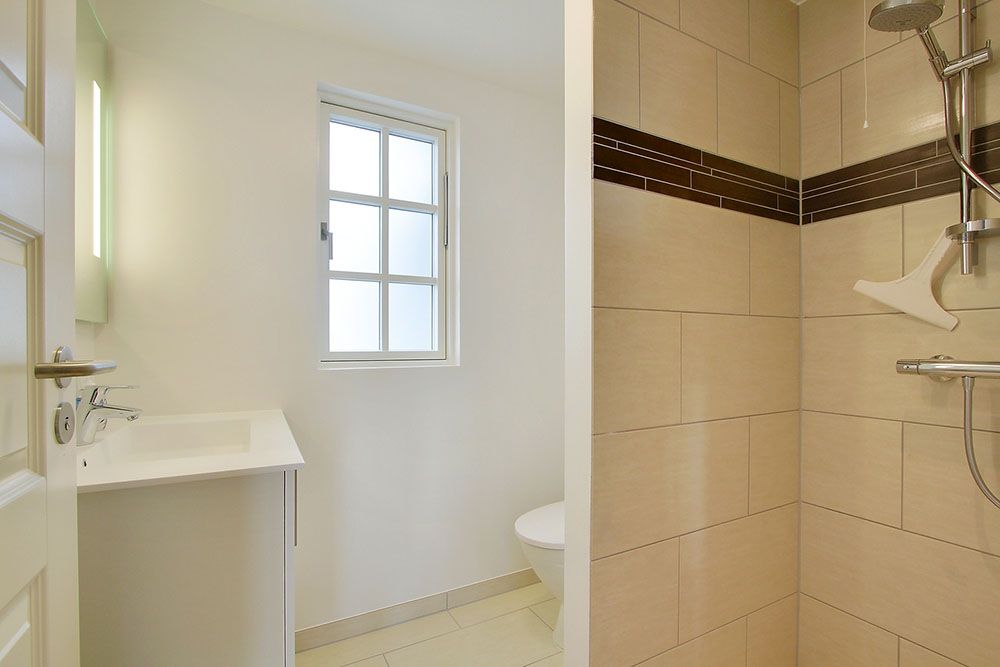 Eines der Badezimmer im Luxusferienhaus Nr. 400