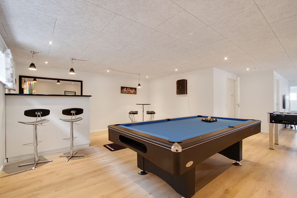 Neben den vielen schönen Stunden, die man im Poolbereich des Hauses verbringen kann, bietet das Luxusferienhaus 400 auch Spielevergnügen bei Billard/Tischtennis und Darts