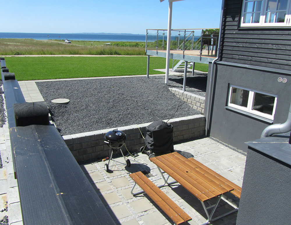 Genießen Sie einen Grillabend auf der Terrasse des Luxusferienhauses Nr. 400 in Ostjütland