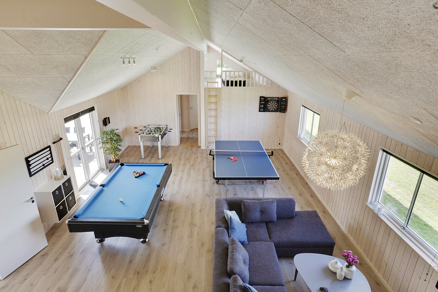 Das Luxusferienhaus 404 für 24 Personen hat einen großen Aktivitätsraum mit u. a. Billard und Darts