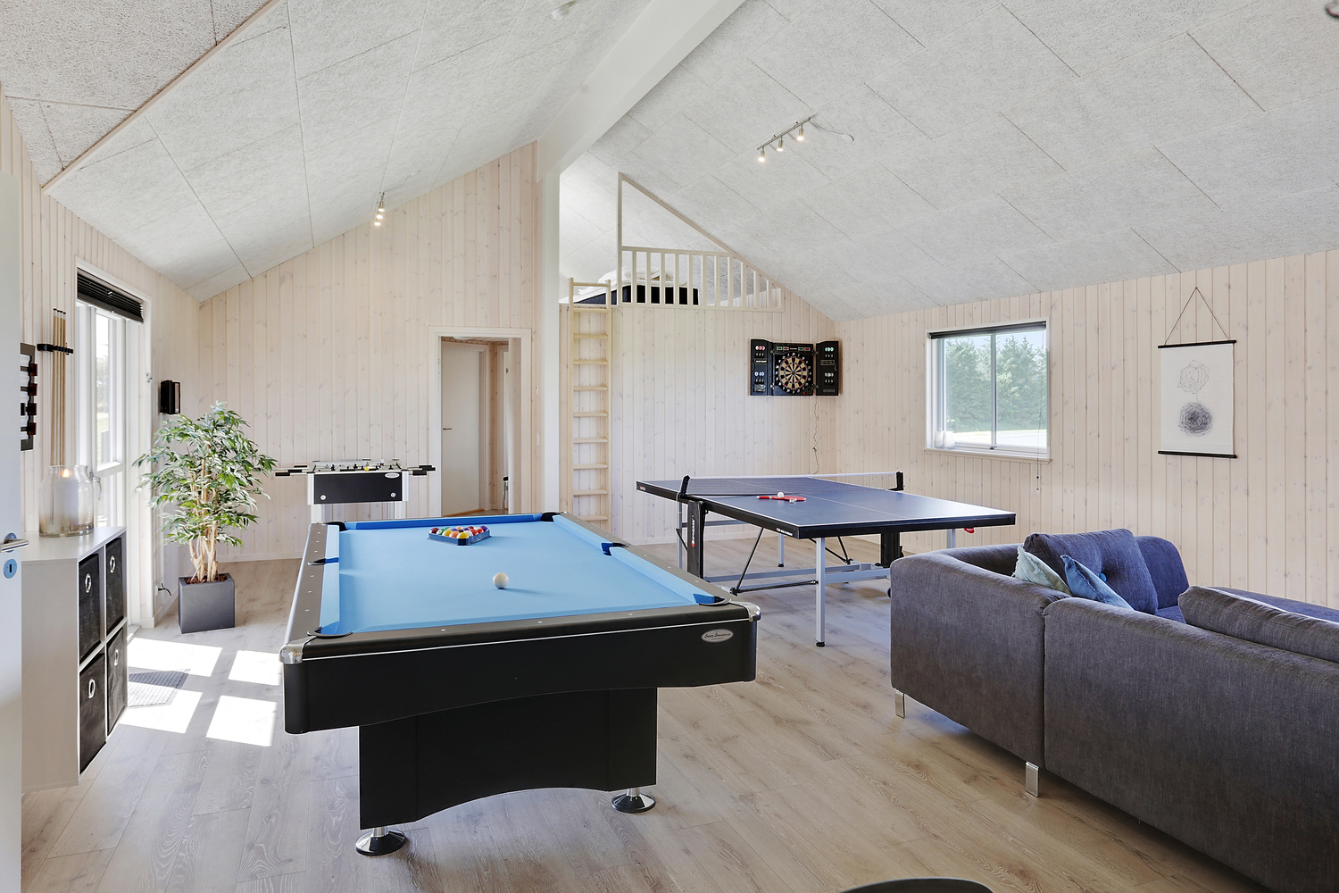 Neben den vielen schönen Stunden, die man im Poolbereich des Hauses verbringen kann, bietet das Luxusferienhaus 404 auch Spielevergnügen bei Billard/Tischtennis und Darts