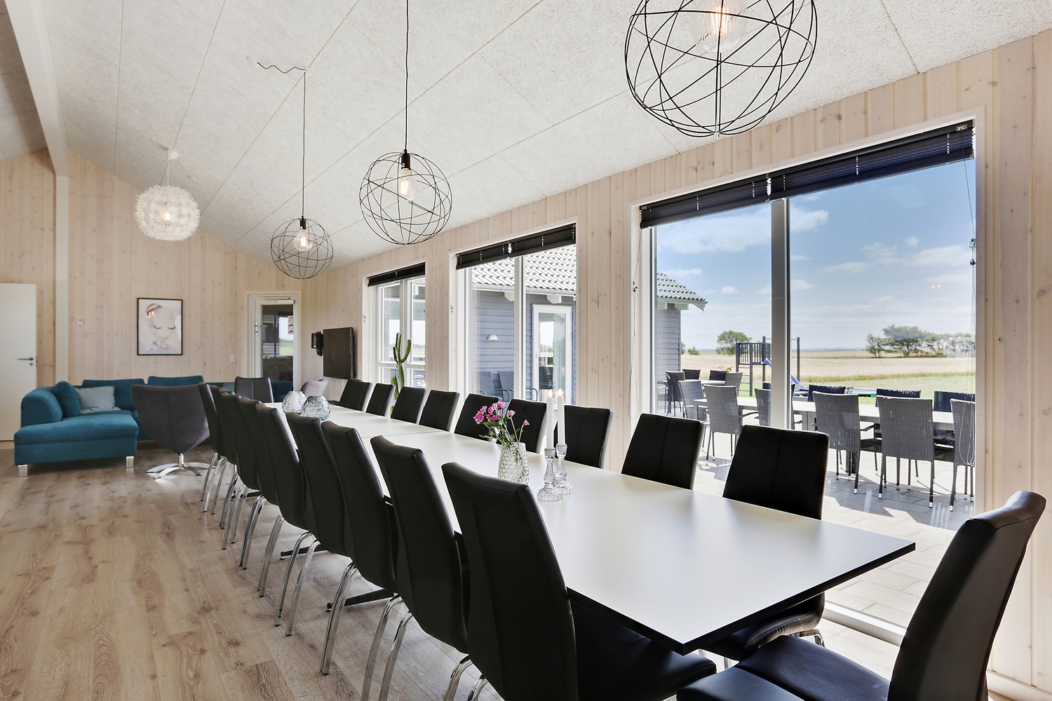 Der große, lichtdurchflutete Aufenthaltsraum im Luxusferienhaus Nr. 404 für 24.