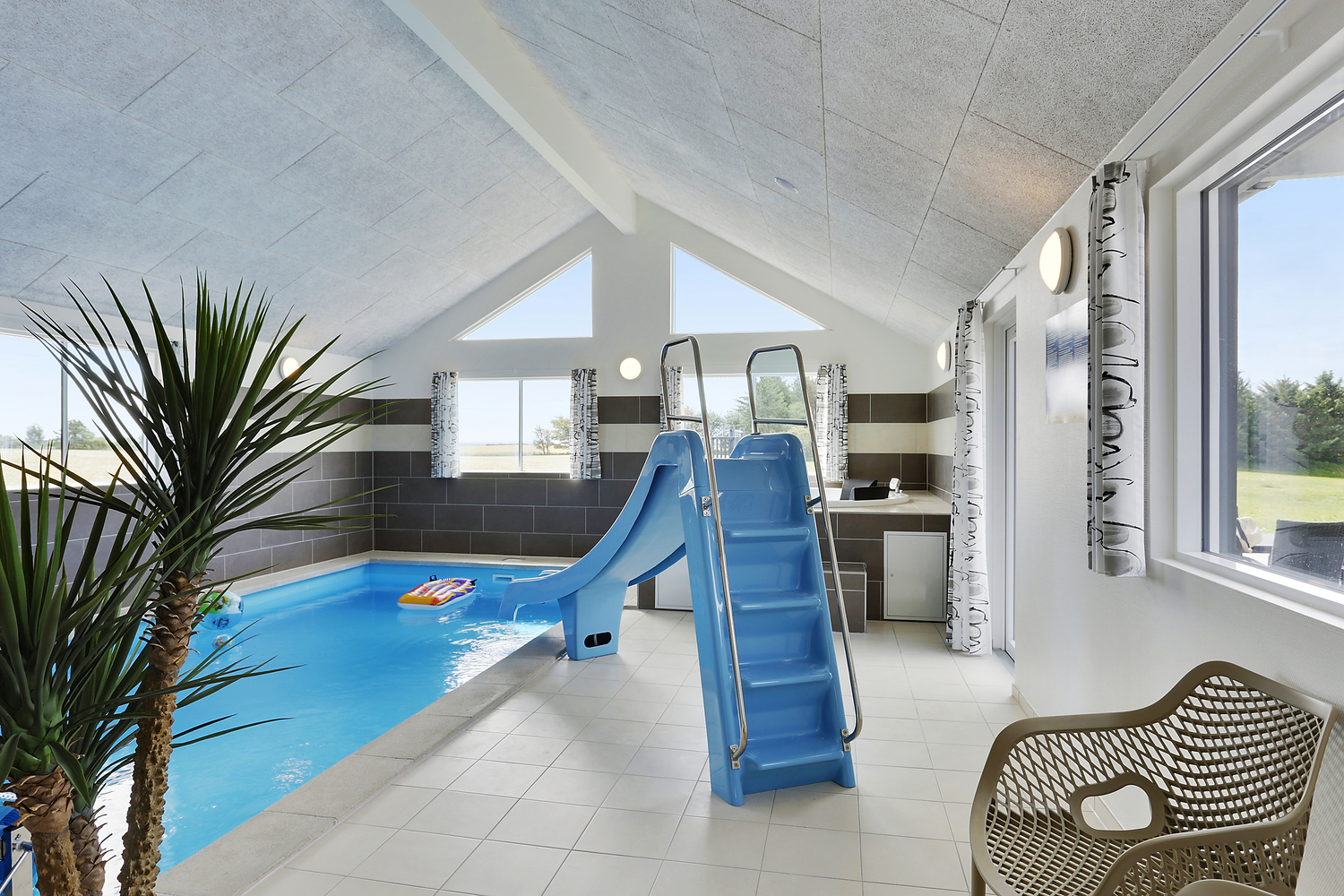 Das Ferienhaus 404 hat einen schicken Poolbereich mit Wasserrutsche, einem geräumigen, eingelassenen Whirlpool und einer Sauna.