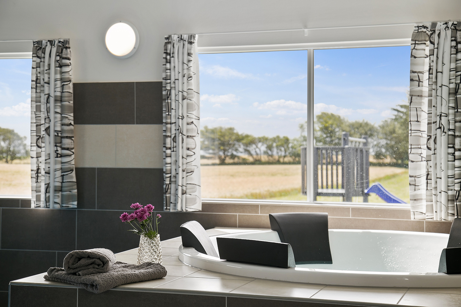 Genießen Sie den warmen Whirlpool im Luxusferienhaus Nr. 404 in Limfjord