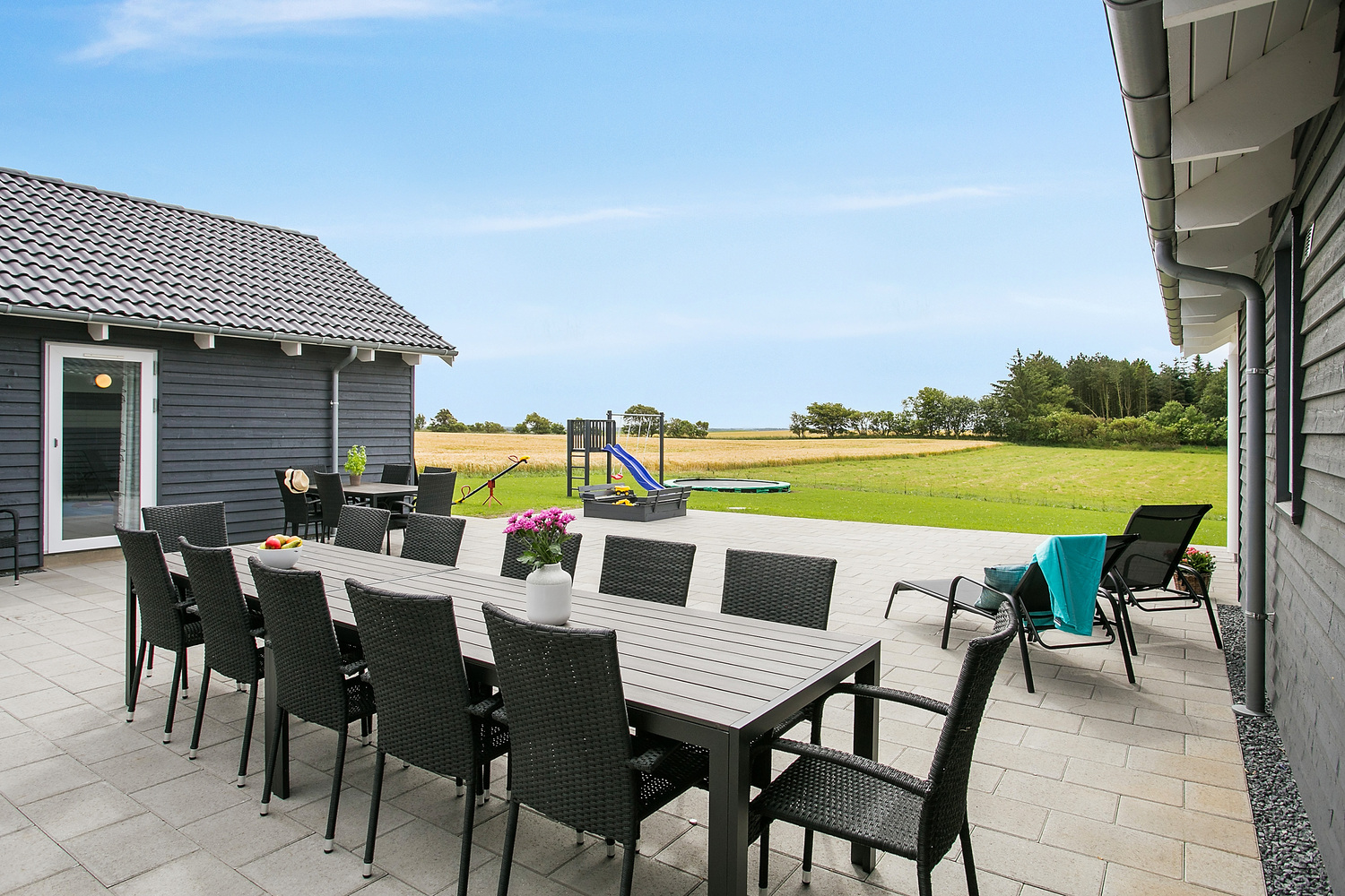 Das Luxusferienhaus Nr. 404 hat eine tolle Terrasse, die mit hochwertigen Gartenmöbeln für 24 Personen ausgestattet ist.