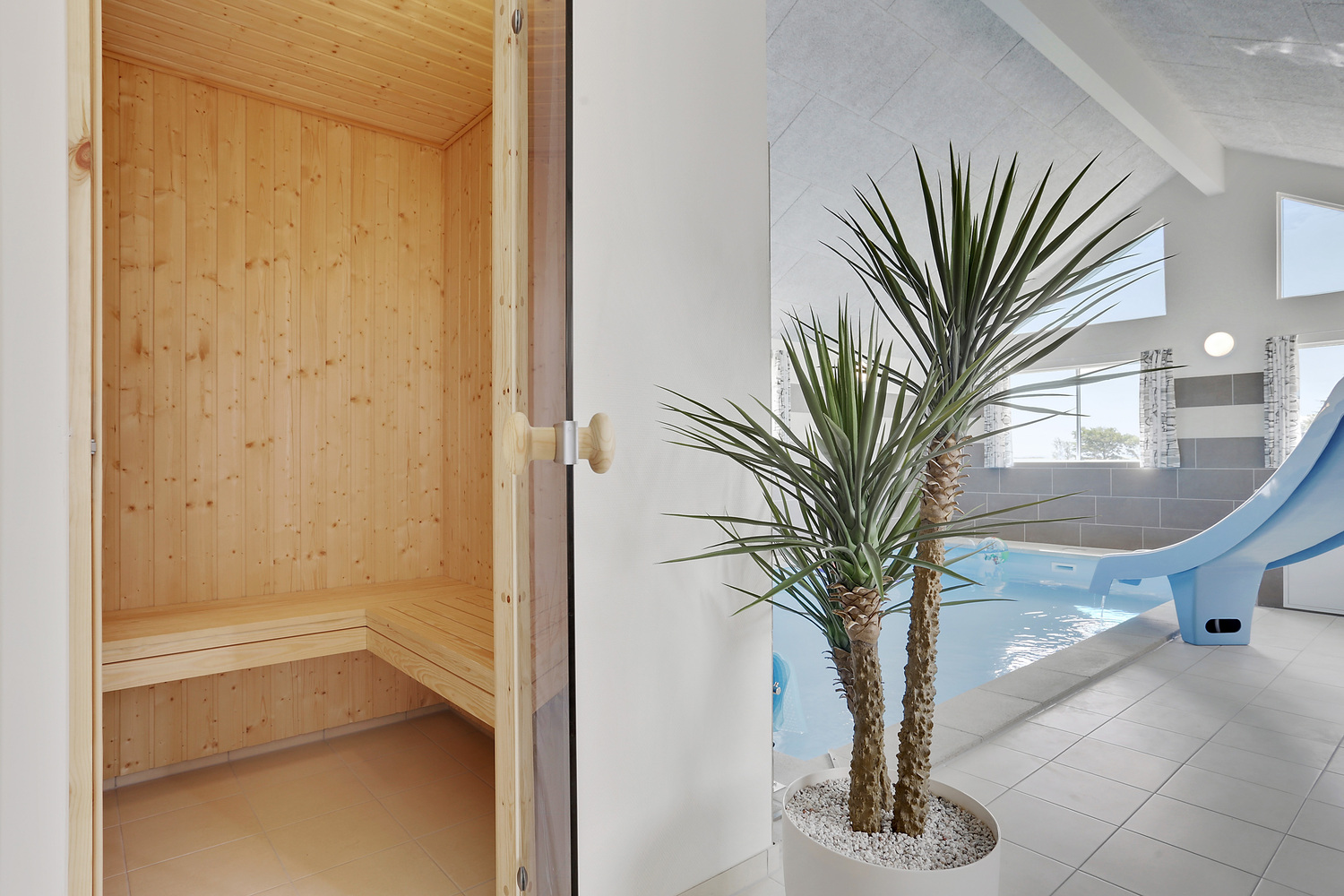 Genießen Sie die heiße Sauna im Luxusferienhaus Nr. 404 für 24 Personen