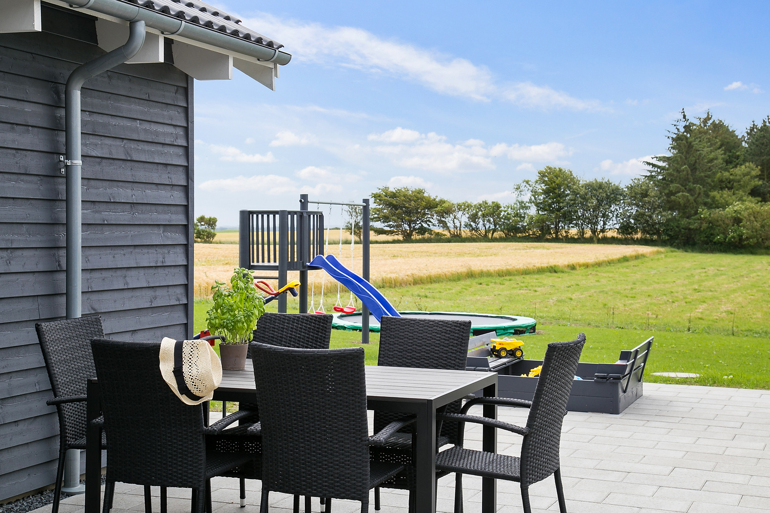 Genießen Sie einen Grillabend auf der Terrasse des Luxusferienhauses Nr. 404 in Limfjord