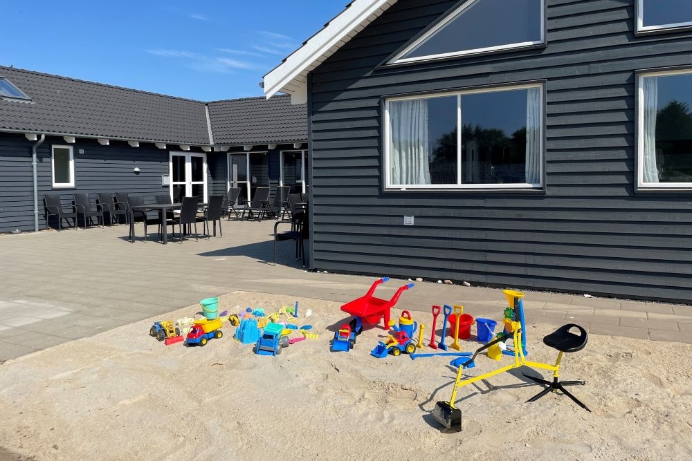 Zu dem attraktiven Ferienhaus Nr. 404 in Limfjord gehört auch ein tolles Angebot im Außenbereich, z. B. Spieleturm und Schaukeln